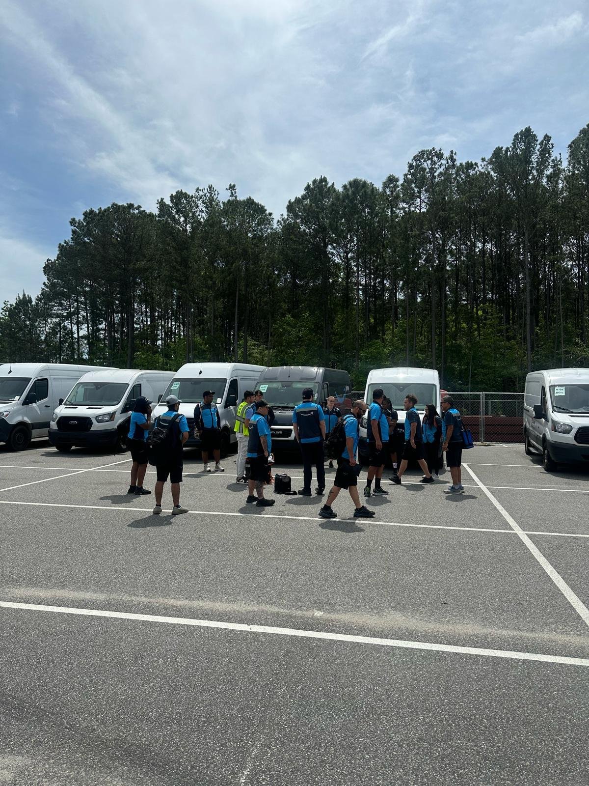 Conductor de ACI Logistics cargando paquetes en la camioneta