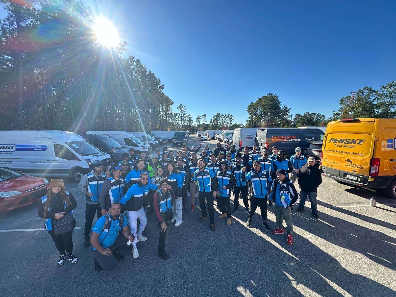 Flota de camionetas de ACI Logistics lista para la jornada